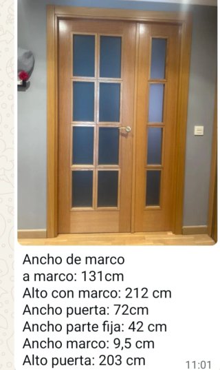 Puerta de salón de madera con cristal