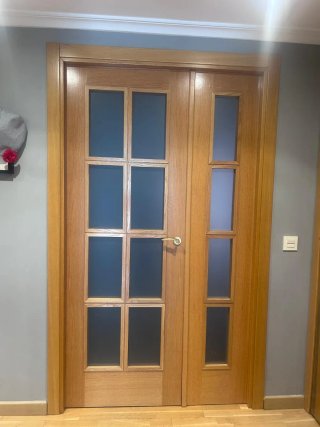 Puerta de salón de madera con cristal
