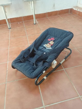 Mecedora de bebé con estampado de lunares
