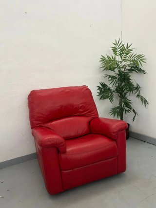 Sillón reclinable de piel rojo