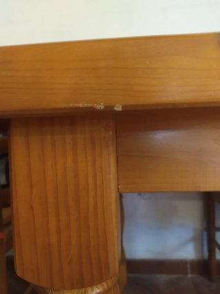 Mesa de comedor de madera grande con 12 sillas.
