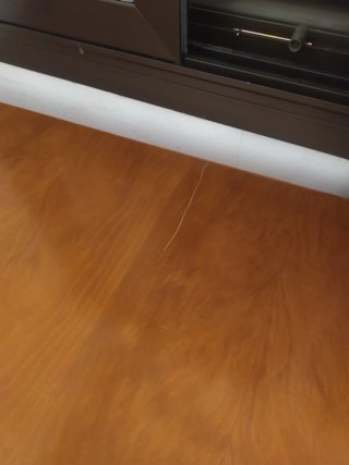 Mesa de comedor de madera grande con 12 sillas.