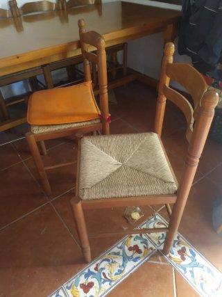 Mesa de comedor de madera grande con 12 sillas.