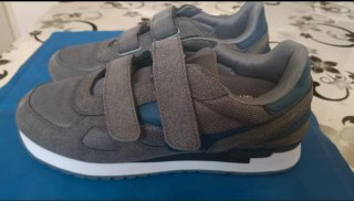 Scarpe grigie con strappo