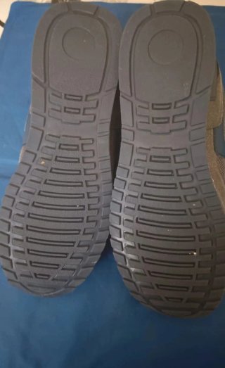 Scarpe grigie con strappo