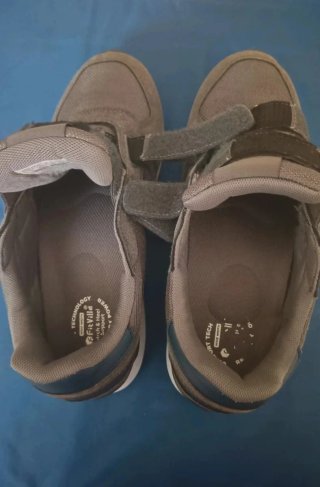 Scarpe grigie con strappo