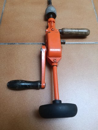 Taladro de mano antiguo