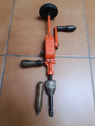 Taladro de mano antiguo
