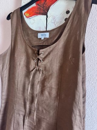 Vestido largo marrón con volantes