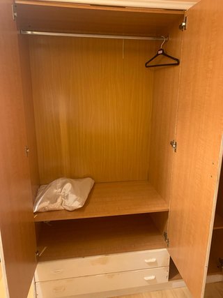 Armario de madera beige y blanco
