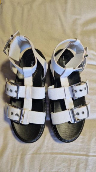 Sandalias Bershka blancas con hebillas