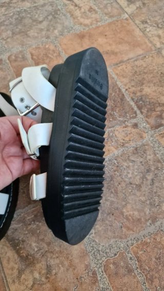 Sandalias Bershka blancas con hebillas