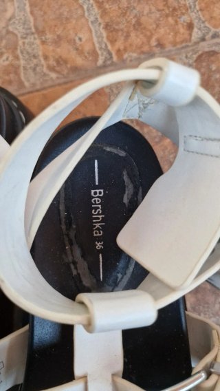 Sandalias Bershka blancas con hebillas