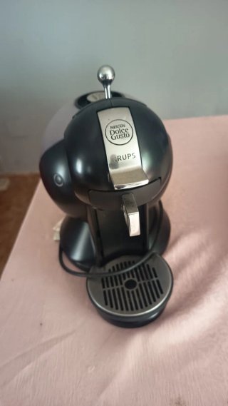 Cafetera Dolce Gusto Krups Negra