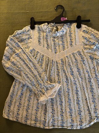 Blusa floral manga larga cuello alto talla S