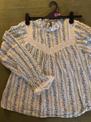 Blusa floral manga larga cuello alto talla S