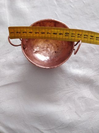 Cuenco de cobre pequeño con asas