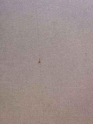Divano-letto beige con 3 cuscini quadrati