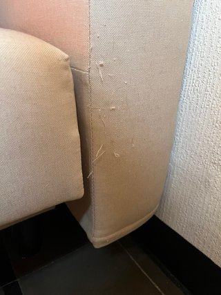 Divano-letto beige con 3 cuscini quadrati