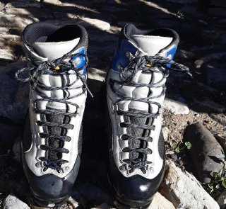 Botas de montaña azules y blancas