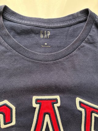 Camiseta GAP Azul Marino con Logo Bordado