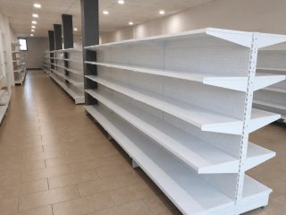 Mobiliario comercial. Estanterías metálicas