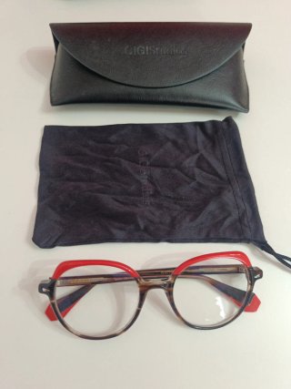 Gafas graduadas marrones y rojas
