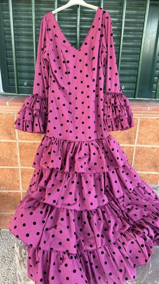 Traje de flamenca rosa con lunares negro