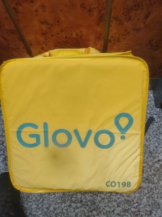 Mochila Glovo de reparto.
