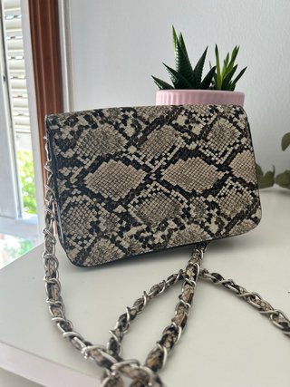 Bolso Stradivarius estampado serpiente