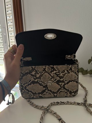 Bolso Stradivarius estampado serpiente