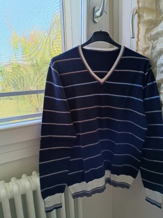 Maglione a righe blu e bianche