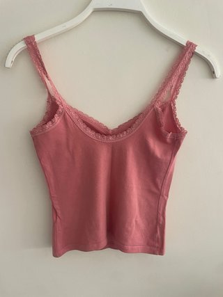 Top Bershka rosa con encaje