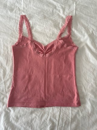 Top Bershka rosa con encaje