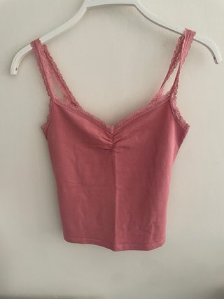 Top Bershka rosa con encaje