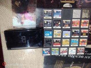 Nintendo DS Lite con 25 cartuchos