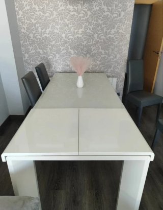 Mesa comedor extensible blanca y cristal