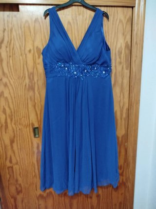 Vestido de fiesta azul con pedrería.