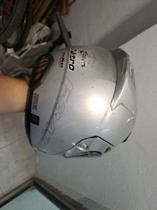 Casco de moto plateado