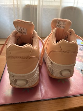 Zapatillas con ruedas color rosa