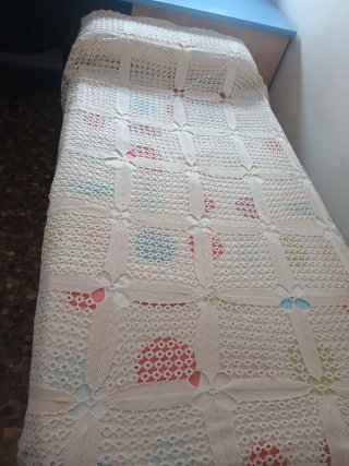 Colcha ganchillo hecha a mano .para cama de 90