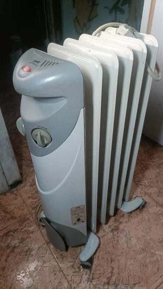 Calentador eléctrico blanco y gris