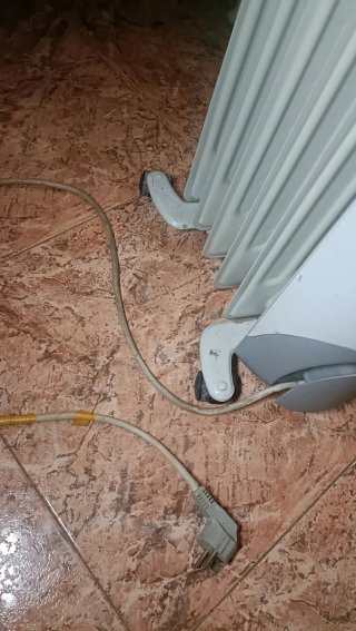 Calentador eléctrico blanco y gris