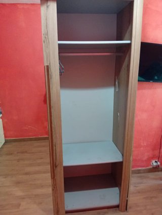 Armario de madera con puertas de espejo