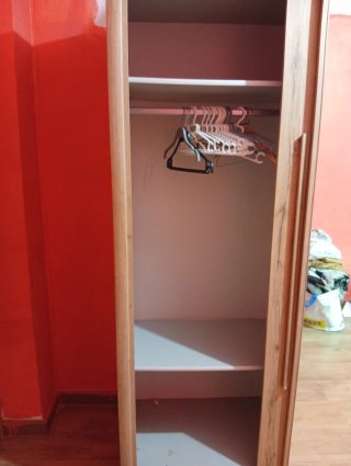 Armario de madera con puertas de espejo