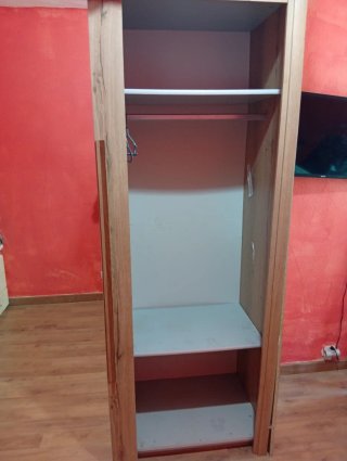 Armario de madera con puertas de espejo