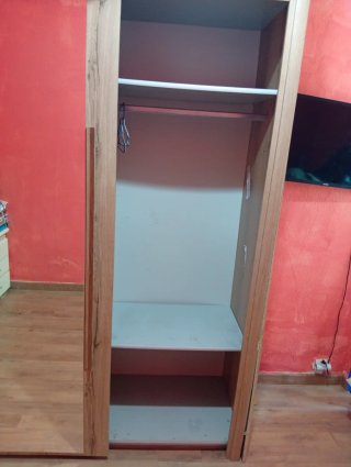 Armario de madera con puertas de espejo