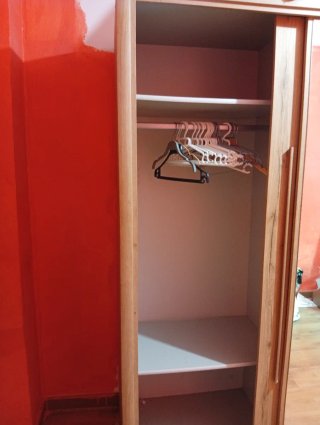 Armario de madera con puertas de espejo