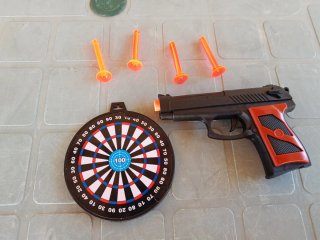 Pistola de juguete con diana y dardos