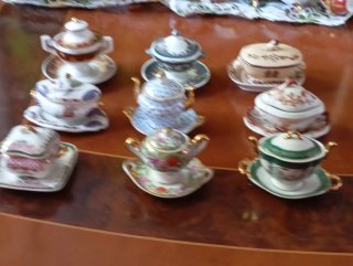 Collezione di 9 zuppiere in miniatura decorate